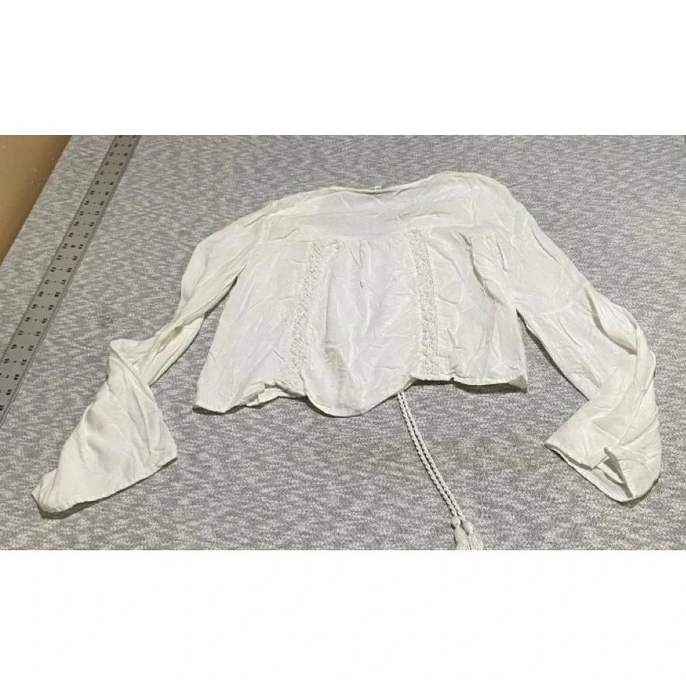 Kendall + Kylie white crop bell sleeves blouse/tie front detail  M. SKU-B727